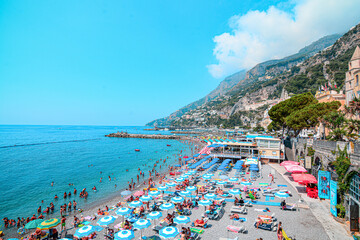 イタリアのアマルフィにあるビーチを俯瞰で撮影