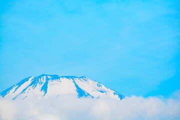 雪が積もる富士山の頂点と青空