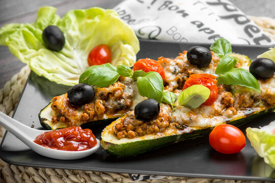 cukinia faszerowana, jedzenie, ser, pomidor, posiłek, obiad, oliwka, jarzyna, płyta, przekąska, lunch, gotowanie, czerwień, bazylia, pieczone, swiezy, przepyszny, delikatesowy, smaczny, cukinia, fasze