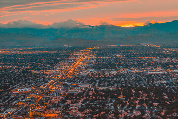 夕暮れのラスベガスの街並みを上空から撮影