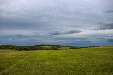 Landschaft mit dunklen Wolken