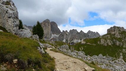 Fototapeta na wymiar auf dem Hirzelweg in den Dolomiten unterwegs zur Rotwand und dem Rifugio Roda di Vael