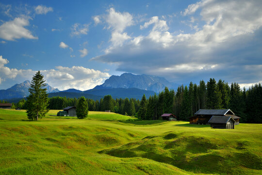 Alpenwelt Karwendel bei Kr&uuml;n mit den Buckelwiesen