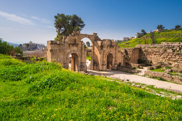 Fototapeta na wymiar old arch in ancient city Jerash Jordan in spring