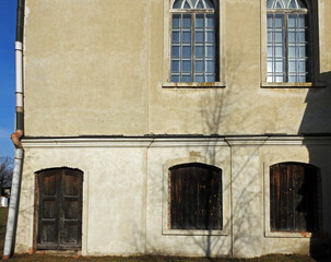 Fototapeta premium wybudowana w 18 wieku w stylu klasycystycznym murowana synagoga w miejscowosci orla na podlasiu w polsce