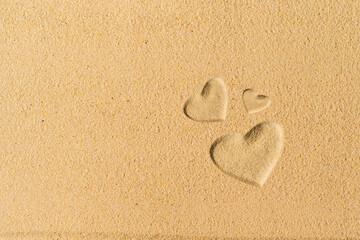 Many hearts hand-drawn on sand tropical beach. valentines day. Beach holiday concept. Creative, background, copy space, travel, summer. Flat lay