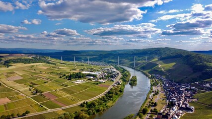 Weinberge entlang des Flusses