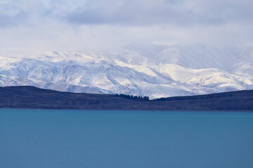 Fototapeta na wymiar Scenic winter landscape in New Zealand- blue lake pukaki and snow covered Southern Alps on the South Island