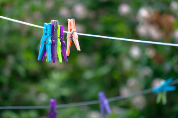 Wäscheklammern an einer Leine hangend. 