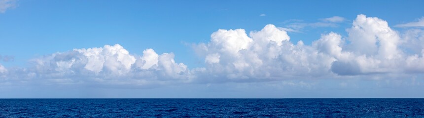 Roseau die Hauptstadt von Dominica Blik auf das Meer und blauer Himmel mit Wolken, Panorama.