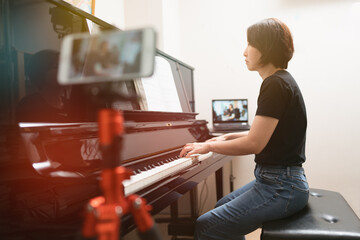 Online class learning Piano lessons. © ztony1971