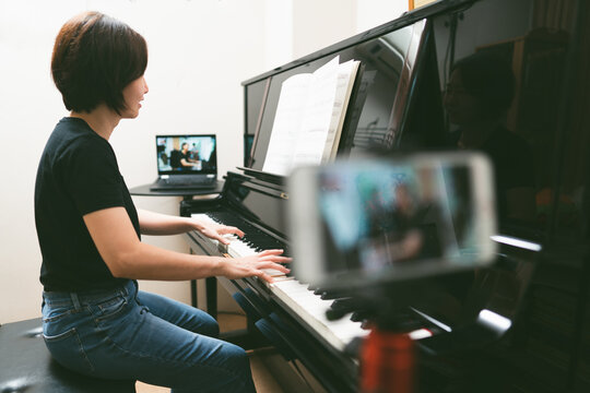 Online class learning Piano lessons.