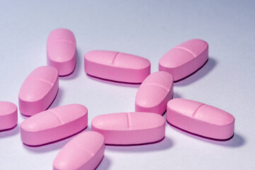 Obraz na płótnie Canvas Group of pink medical pills on white background
