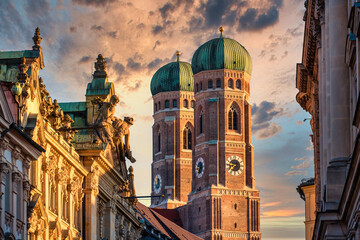 Frauenkirche in München bei Sonnenuntergang - obrazy, fototapety, plakaty