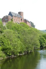 Fototapeta na wymiar Burg Hengebach mit Rur - Hochformat in Heimbach / Eifel
