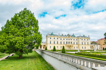 Białystok Podlasie pałac park branickich zamek drzewo trawnik