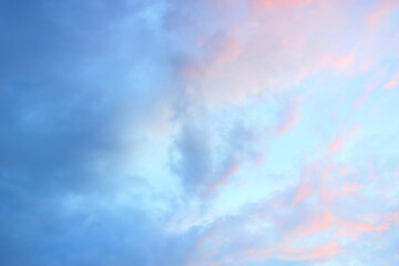 Obraz premium Sky before sunset, blue and pink clouds. Background image of nature.