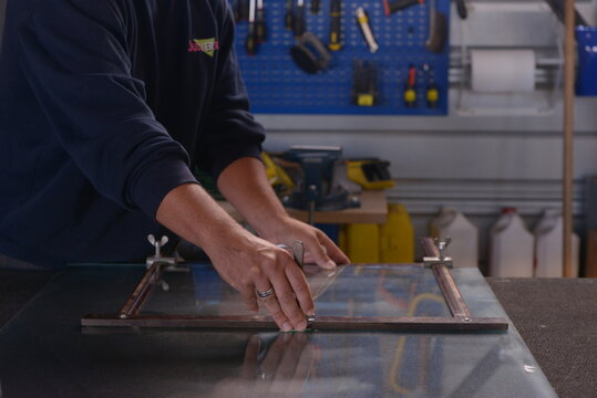 geste vitrier sur du verre brut