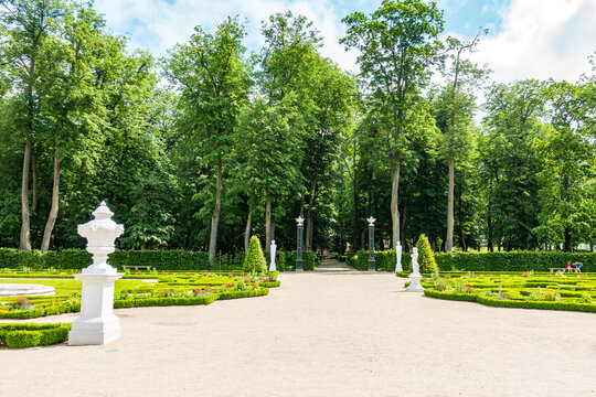 Białystok Podlasie pałac park branickich Ogr&oacute;d drzewa krzewy ścieżka rzeźba