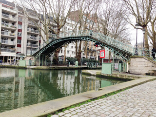 Obraz premium Footbridge over Canal St Martin in Paris