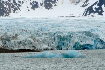 Fototapeta na wymiar Glacier in Spitsbergen