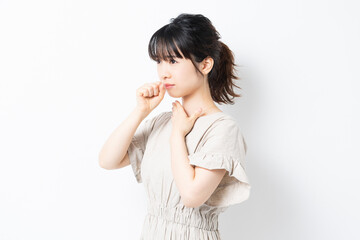 喉が痛い若い女性