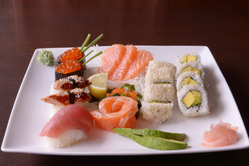 assiette de sushis en assortiment