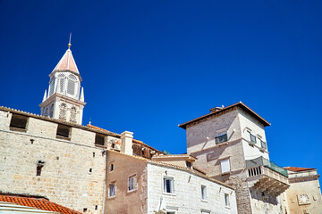 Fototapeta na wymiar Średniowieczne, kamienne budowle w mieście Trogir w Chorwacji.