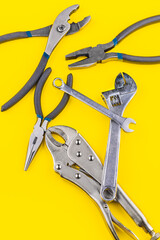 Herramientas de trabajo en un fondo color amarillo