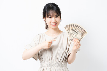 お金を手に持つ若い女性