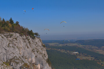 mehrere Gleitschirm flieger an der Hohen Wand - obrazy, fototapety, plakaty