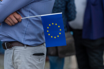 flaga UE trzymana w dłoni - obrazy, fototapety, plakaty