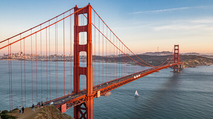 Golden Gate Bridge met zeilboot