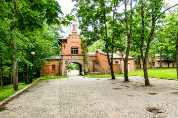 Białowieski Park Narodowy Białowieża Podlasie Park ścieżka droga drzewa budynek