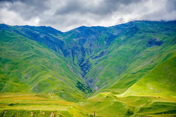 Obraz premium It's Beautiful view of the mountains and the cloudy sky