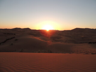 Fototapeta na wymiar Atardecer en el desierto 