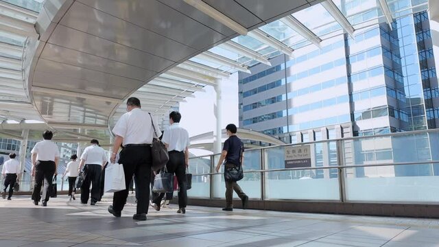 緊急事態宣言解除後の通勤風景　ローアングル