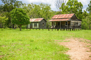 Fototapeta na wymiar disused homestead in the middle of a green field in Kroombit Tops National Park, Queensland