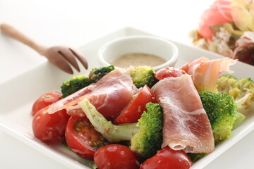 Cherry tomato, broccoli and ham with vegetable salad