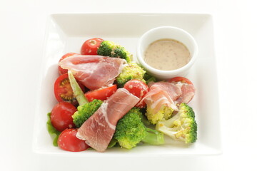 Cherry tomato, broccoli and ham with vegetable salad