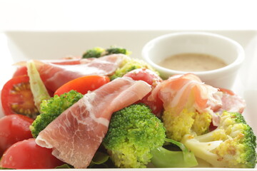 Cherry tomato, broccoli and ham with vegetable salad