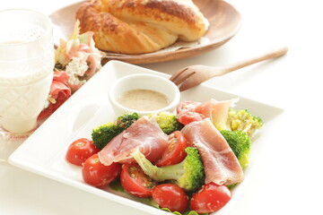 Cherry tomato, broccoli and ham with vegetable salad