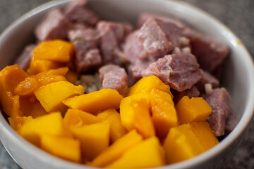 Plato de mango con atún fresco en salsa de ajo 