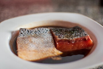 Salmón fresco marinado en salsa de soya