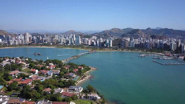 Chegada em Vt&oacute;ria, Esp&iacute;rito Santo, Brasil. Sobrevoando a Ilha do Frade. Drone shot flying over Vit&oacute;ria in a beautiful sunny day.
