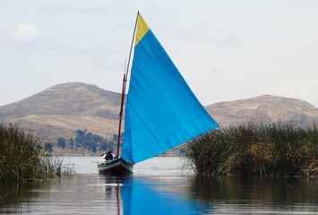 Fototapeta na wymiar Sailing fisherboats on Lake Titicaca (Bolivia)
