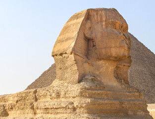 Fototapeta na wymiar The great Sphinx and pyramid in Gaza, Egypt.