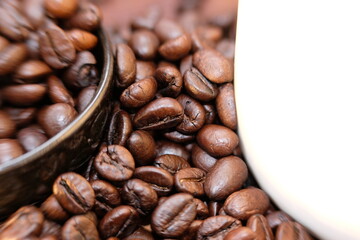 close up coffee beans and macro coffee beans on wood table 