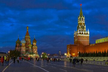 Obraz premium Kremlin Spasskaya tower and Saint Basil's Cathedral by Lenin Mausoleum on Red Square with people at night, Moscow Russia