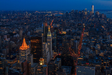 Naklejka premium Widok na panoramę Nowego Jorku i dolnego Manhattanu z wieżowcem One World Trade Center o zachodzie słońca